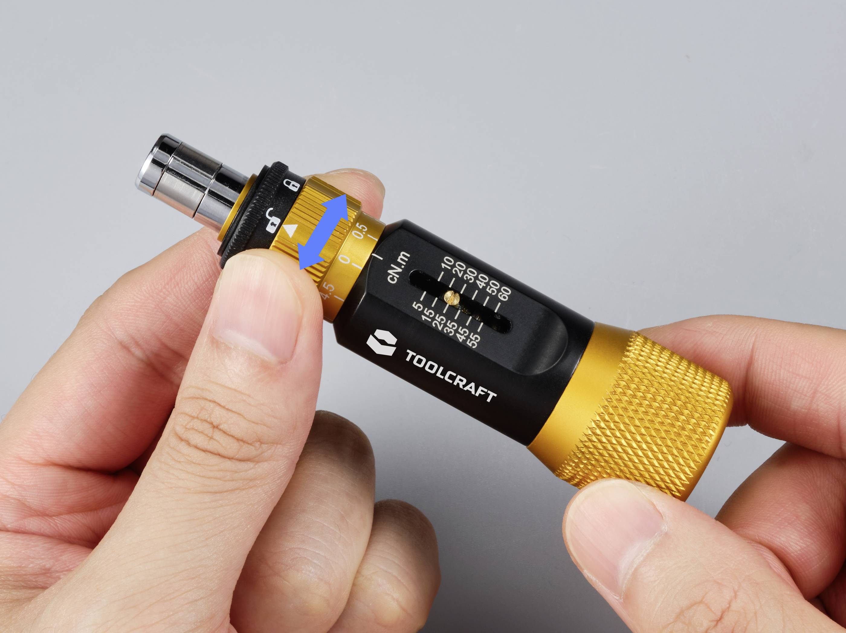 Eine Hand hält einen gelben, einstellbaren Drehmomentschlüssel von TOOLCRAFT. Das Werkzeug zeigt eine Skala mit verschiedenen Einteilungen.