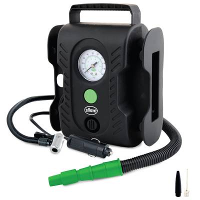 Tragbarer Luftkompressor in Schwarz mit Manometer auf der Vorderseite, grünem Schlauch und verschiedenen Ventilaufsätzen.