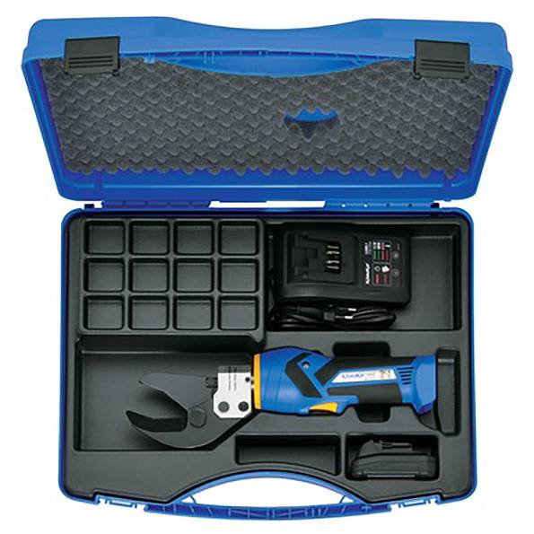 Ein blauer Werkzeugkoffer mit geöffneter Schere, Ladegerät und Steckdosen. Die Schere ist blau-grau und für den professionellen Einsatz geeignet.