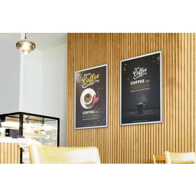 Ein Café mit Holzverkleidung. Zwei Poster an der Wand bewerben Kaffee: eines mit Tasse, das andere mit Becher. Ein Kühlschrank links.