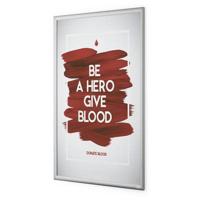 Plakat mit der Aufschrift "Be a Hero, Give Blood" und "Donate Blood" in Rot auf weißem Hintergrund mit Pinselstrichen in Rot.