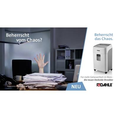 'Beherrscht vom Chaos?' Ein überlasteter Schreibtisch mit Stapeln von Papier und einer verzweifelten Hand. Werbung für DAHLE Shredder.