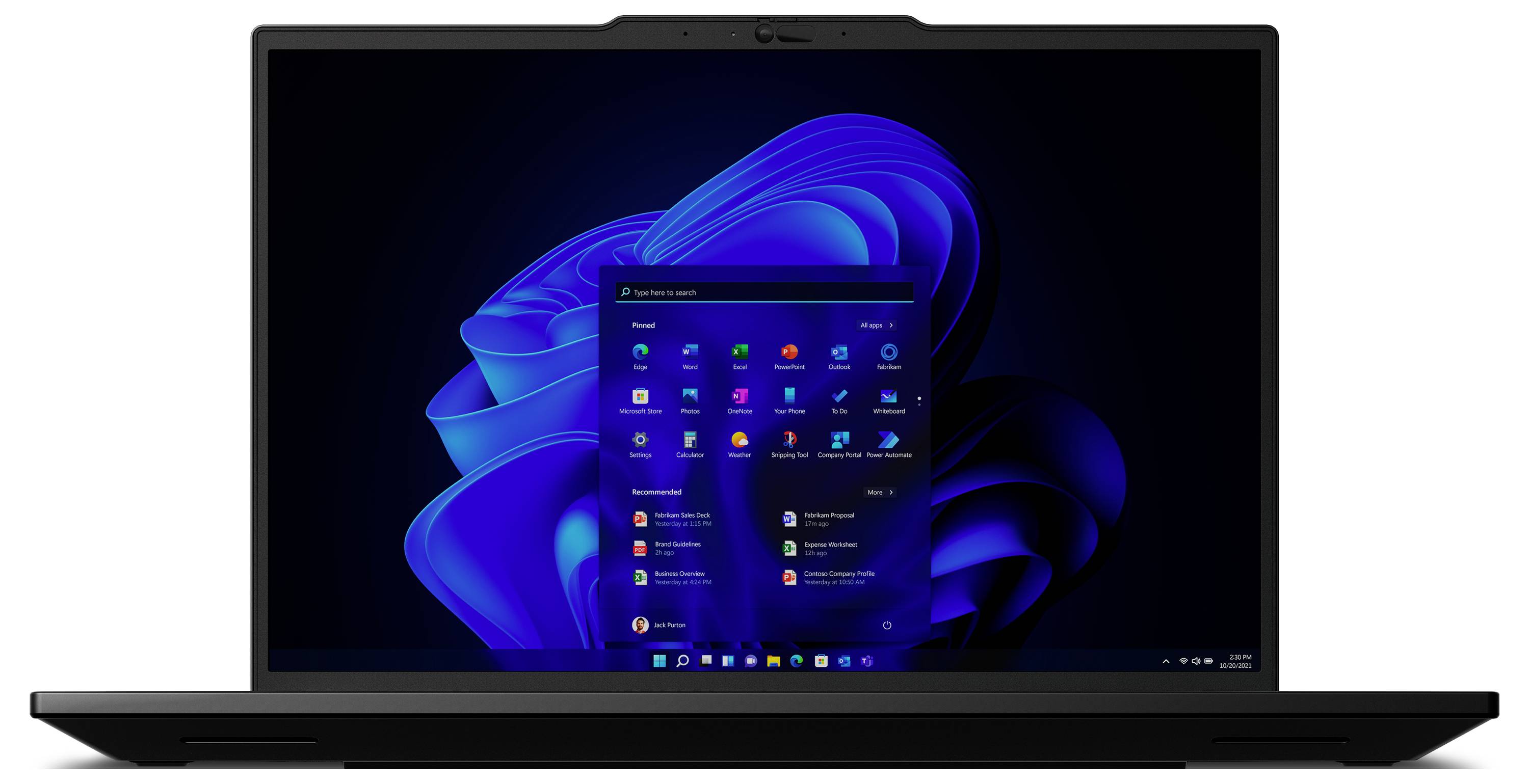 Laptop mit geöffneter Windows-Benutzeroberfläche auf dem Bildschirm, zeigt das Windows-Startmenü vor einem blauen, abstrakten Hintergrund.