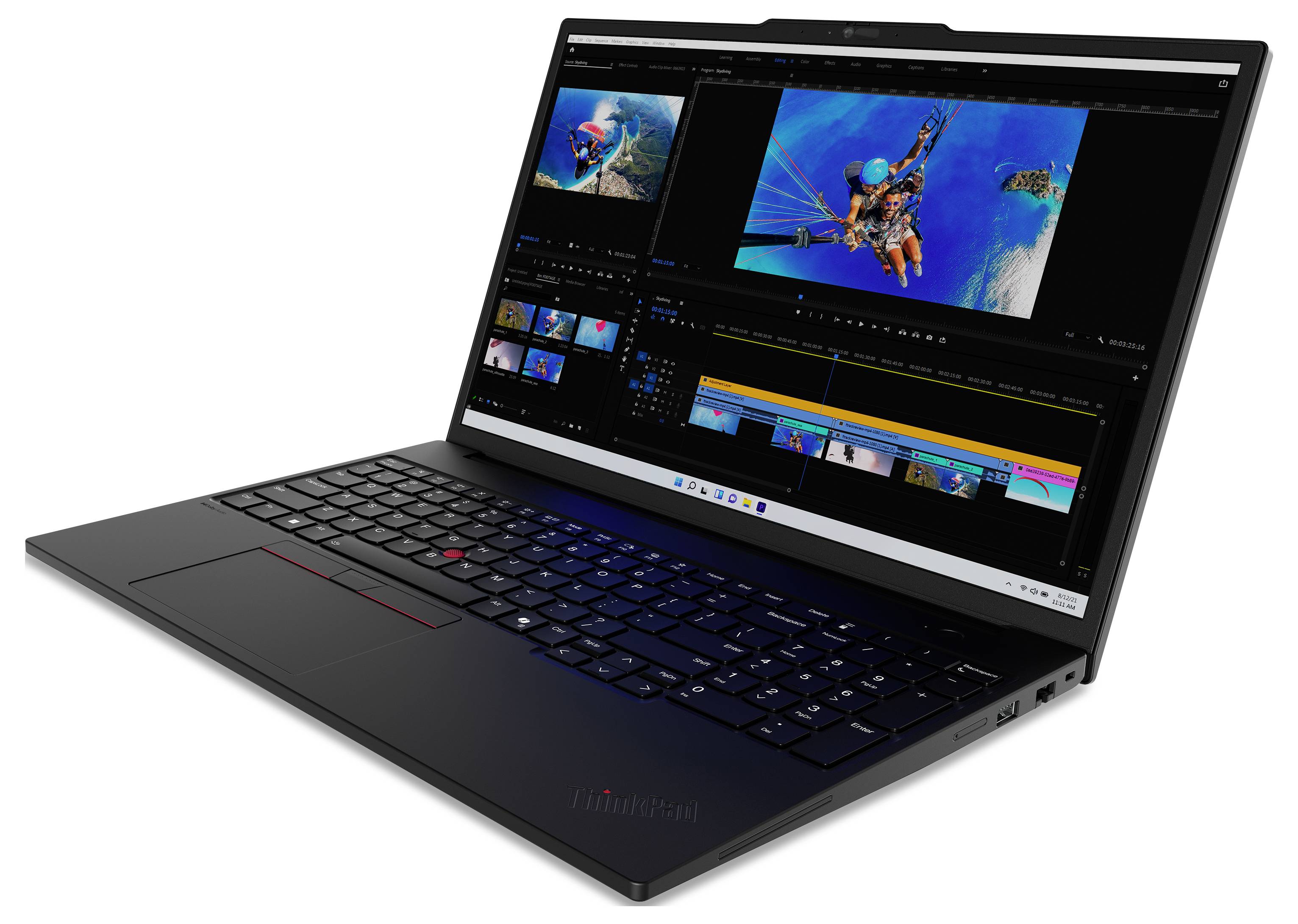 Laptop mit aufgeklapptem Bildschirm zeigt Videobearbeitungssoftware mit mehreren Clips und Bearbeitungslinien. Tastatur sichtbar.