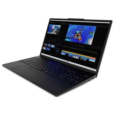 Laptop mit aufgeklapptem Bildschirm zeigt Videobearbeitungssoftware mit mehreren Clips und Bearbeitungslinien. Tastatur sichtbar.