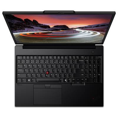 Ein geöffneter Laptop zeigt eine beleuchtete Tastatur und einen Bildschirm mit einem Bild von kurvenreichen Straßen bei Sonnenuntergang.