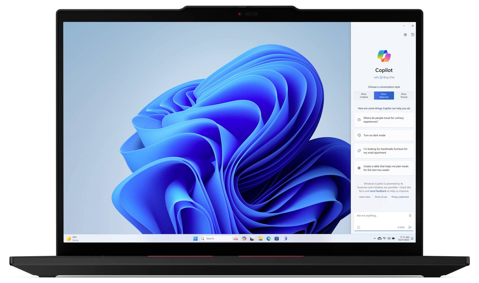 Ein Laptop mit geöffneter Windows-Oberfläche zeigt blaue 3D-Formen. Rechts ist ein Fenster mit dem Titel 'Copilot' und verschiedenen Textoptionen.