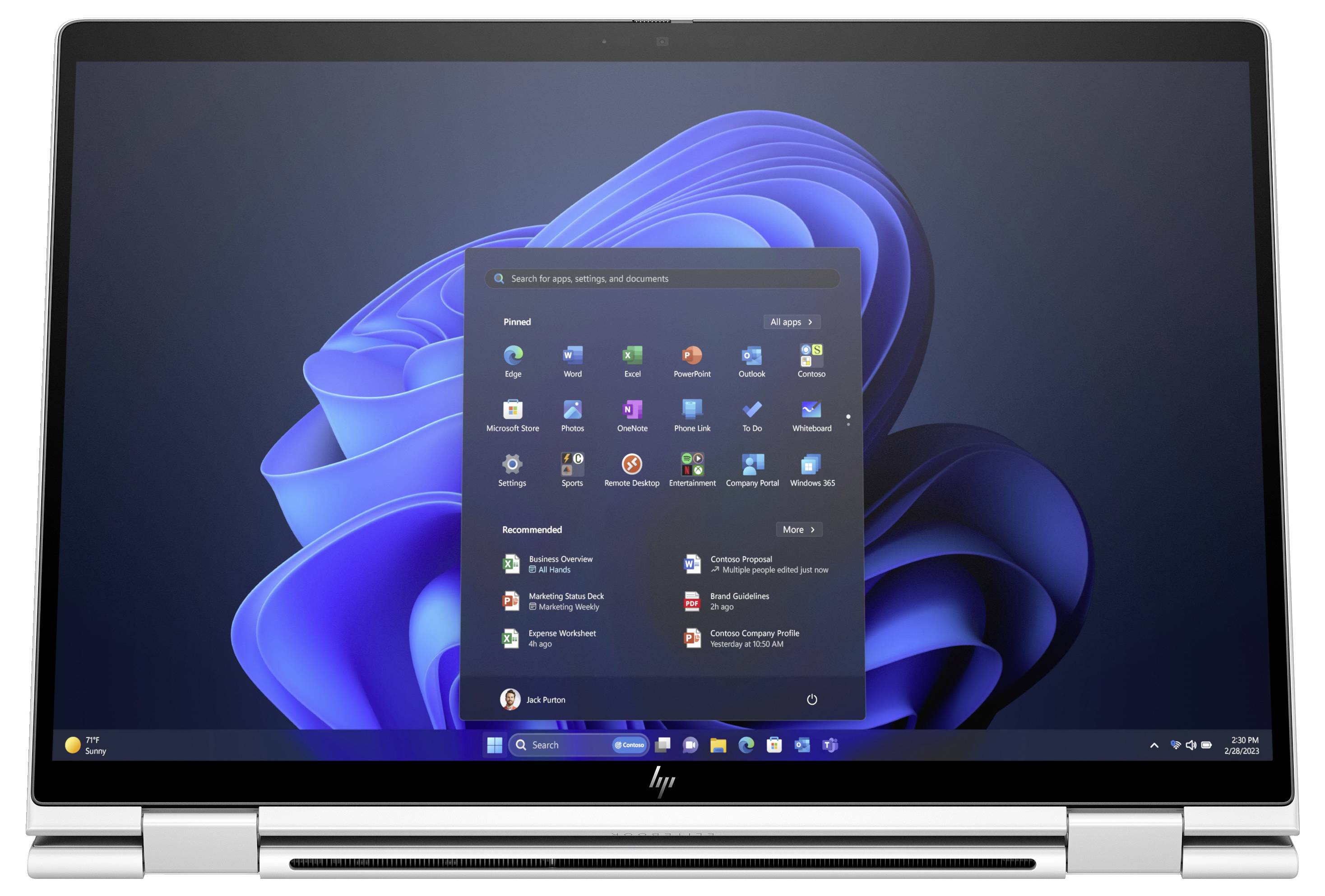 Ein Laptop mit aufgeklapptem Bildschirm zeigt den Windows-Startbildschirm, der verschiedene App-Symbole und ein Suchfeld enthält.