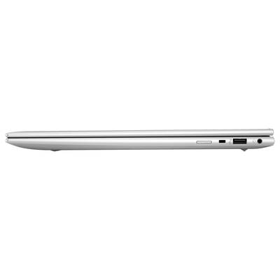 Ein geschlossenes Laptop, seitlich gezeigt, mit verschiedenen Anschlüssen und Lüftungsschlitzen auf der rechten Seite.
