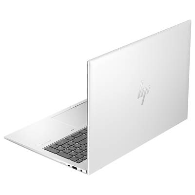 Silberner Laptop von hinten, halb geöffnet, zeigt Tastatur und Trackpad. Markenlogo auf dem Laptopdeckel sichtbar.