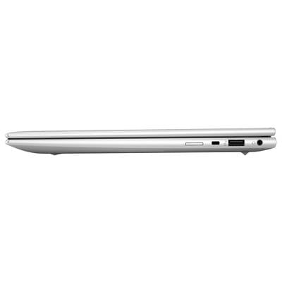 Ein silberner Laptop von der Seite, zeigt Anschlüsse für USB und Audio sowie den Lüftungsschlitz. Dünnes, modernes Design.