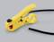 Gelbes Abisolierwerkzeug 'Toolcraft' liegt auf grauem Hintergrund neben einem schwarzen Kabelstück.