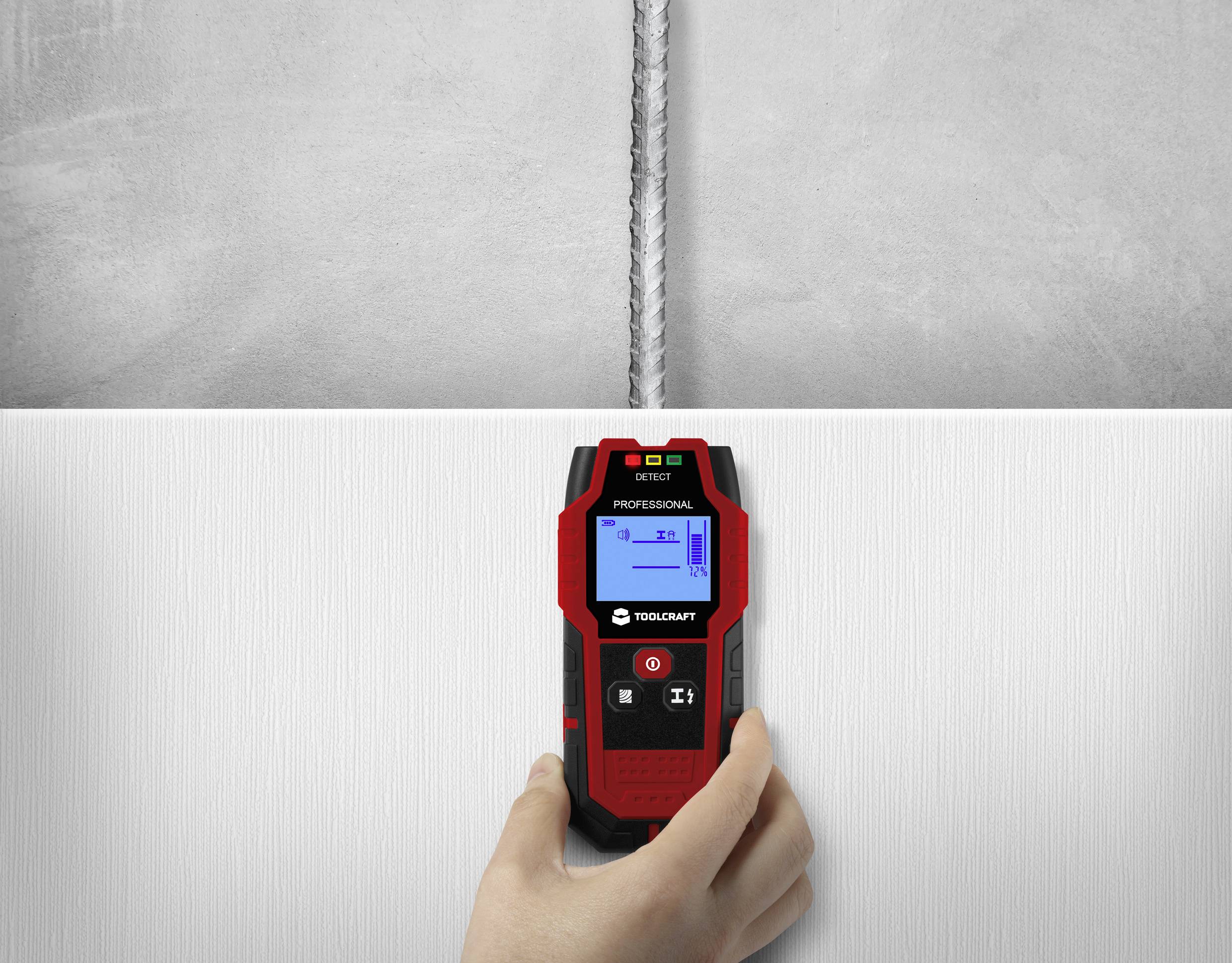 Eine Person hält ein digitales Ortungsgerät an einer Wand, um Metall hinter der Oberfläche zu finden. Das Display zeigt ein Metallsignal.