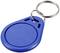 Ein blauer runder Schlüsselanhänger mit einem Metallschlüsselring, oft benutzt für elektronische Zugangskontrollen.