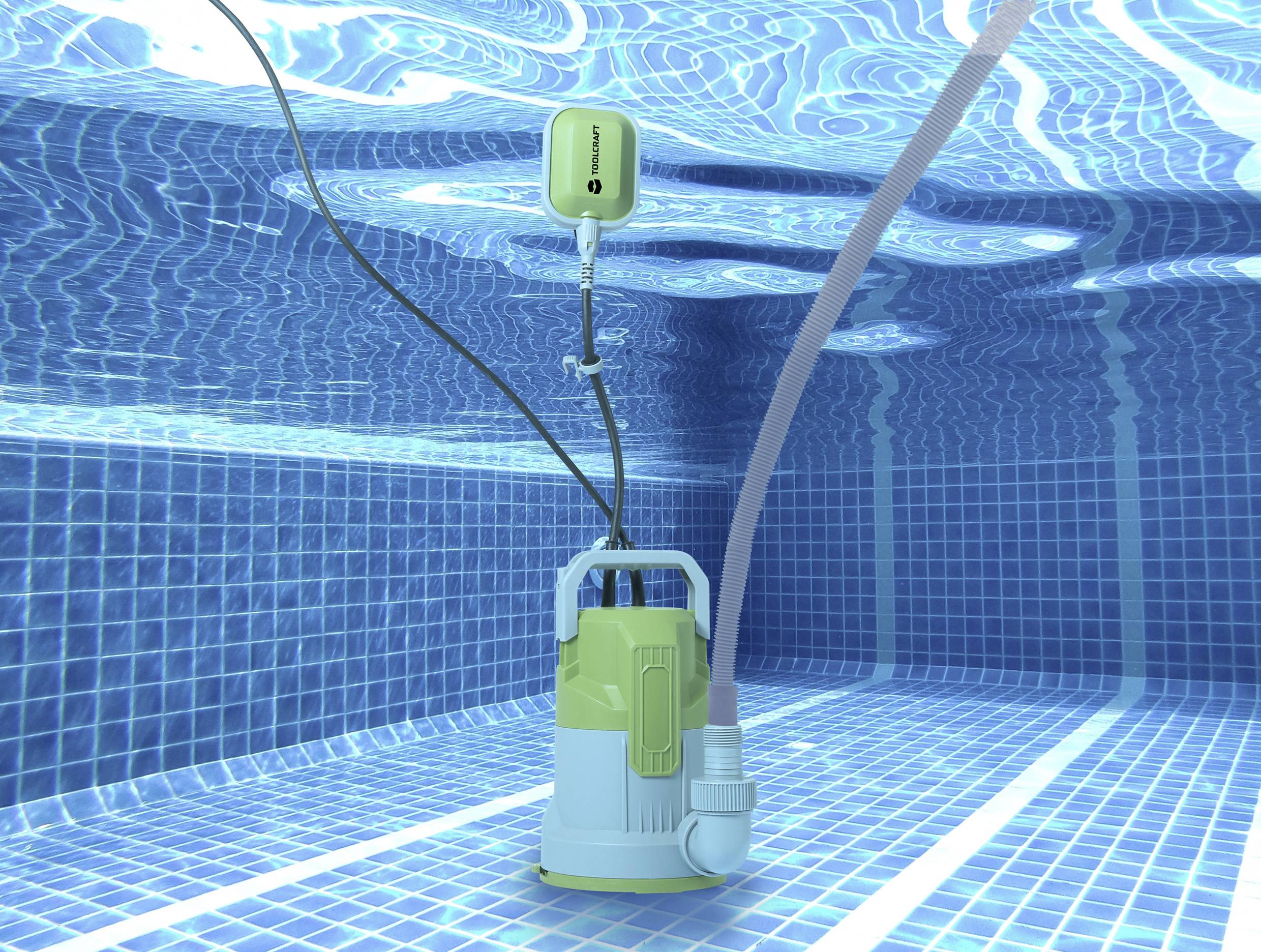 Eine elektrische Wasserpumpe befindet sich unter Wasser in einem gefliesten Pool und pumpt Wasser durch einen angeschlossenen Schlauch.