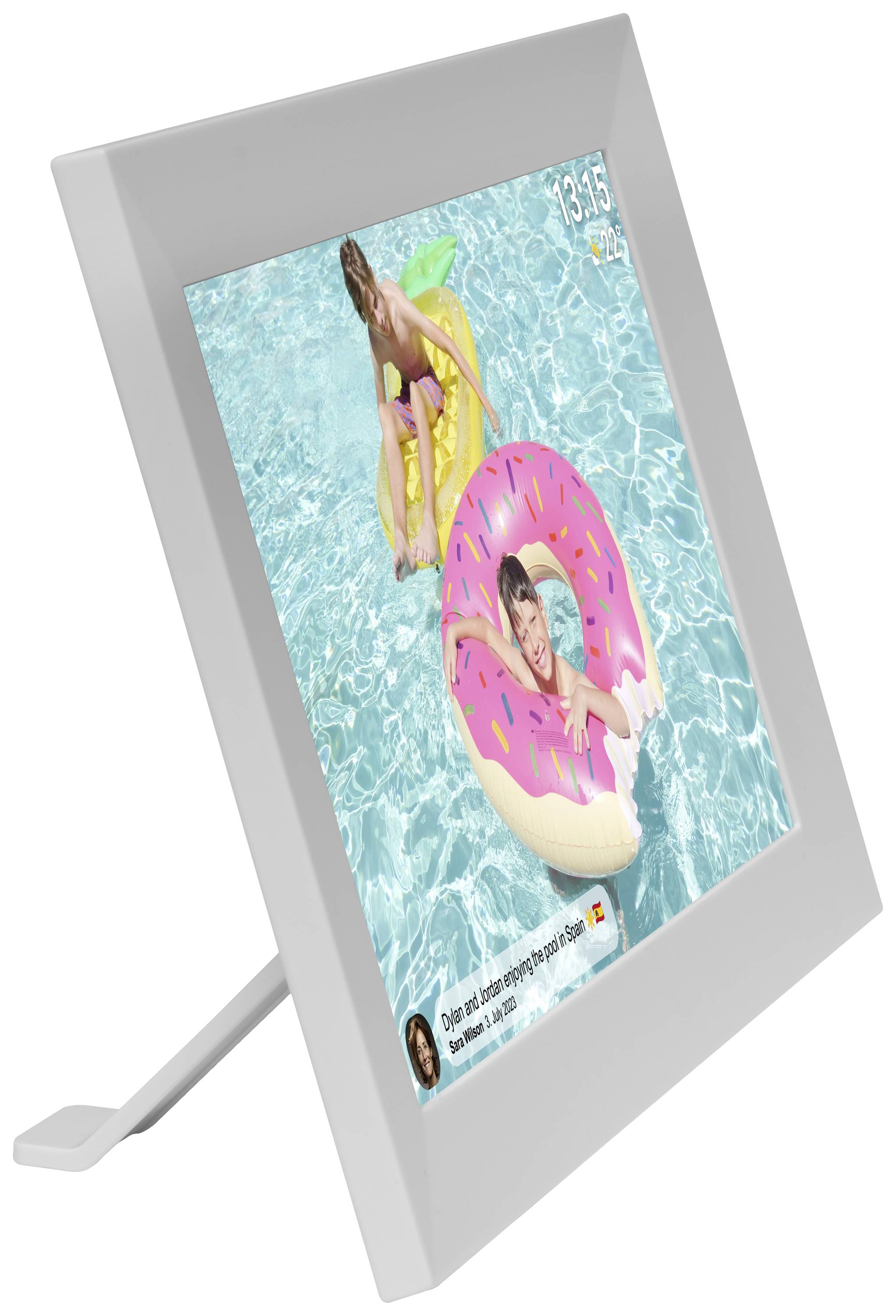 Zwei Kinder schwimmen in einem Pool mit aufblasbaren Donut- und Entenringen. Der Bildschirmrand zeigt Uhrzeit und Webseite-Benachrichtigung.