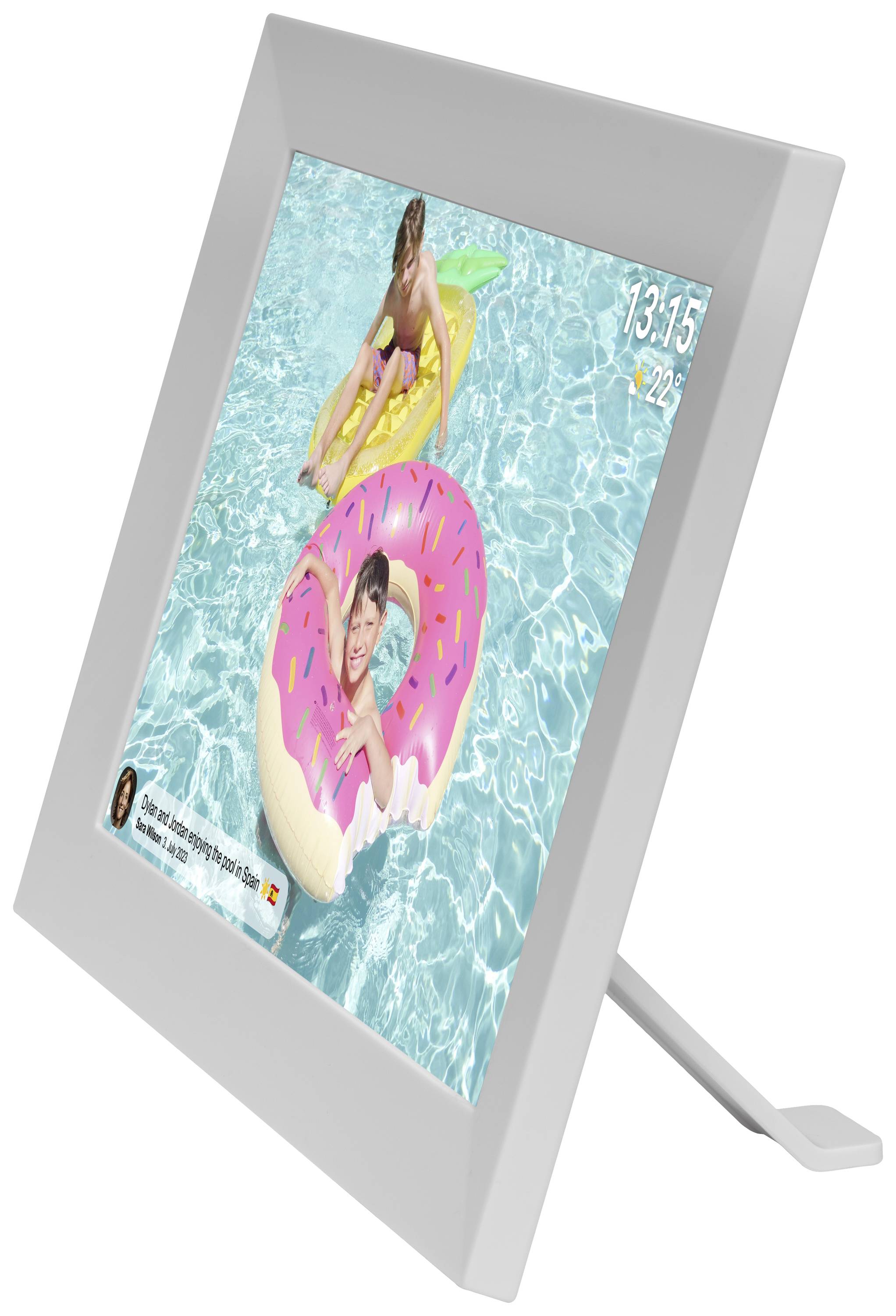 Foto eines digitalen Bilderrahmens; zeigt zwei Kinder auf bunten Schwimmreifen im Pool. Uhrzeit und Wetter angezeigt.