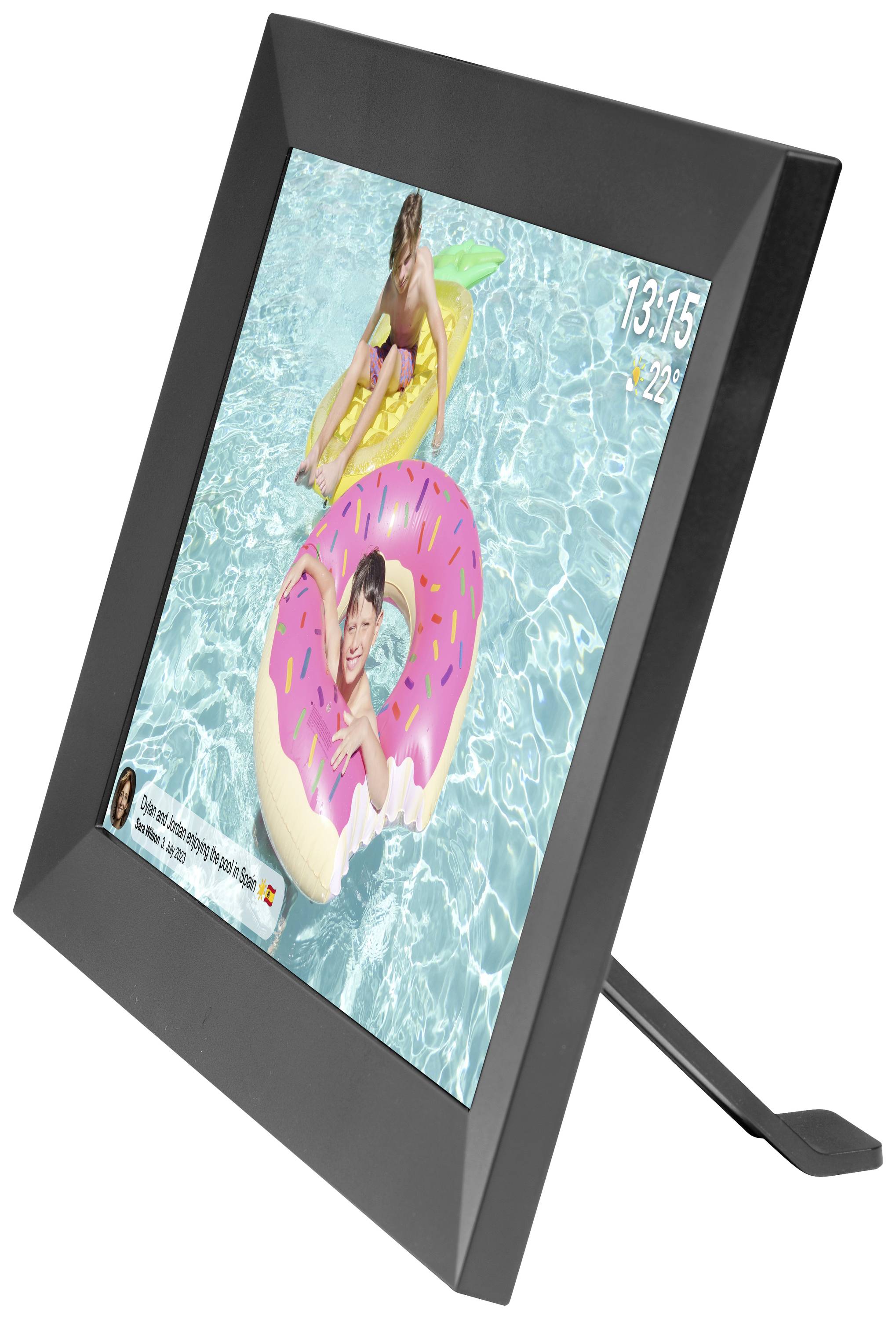 Ein digitaler Bilderrahmen zeigt zwei Kinder auf Schwimmringen in einem Pool. Oben rechts Uhrzeit und Temperatur angezeigt.