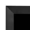 Schwarzer, eckiger Bilderrahmen mit rechteckiger Öffnung und schmalem, glattem Rand, in einer Ecke erkennbar.