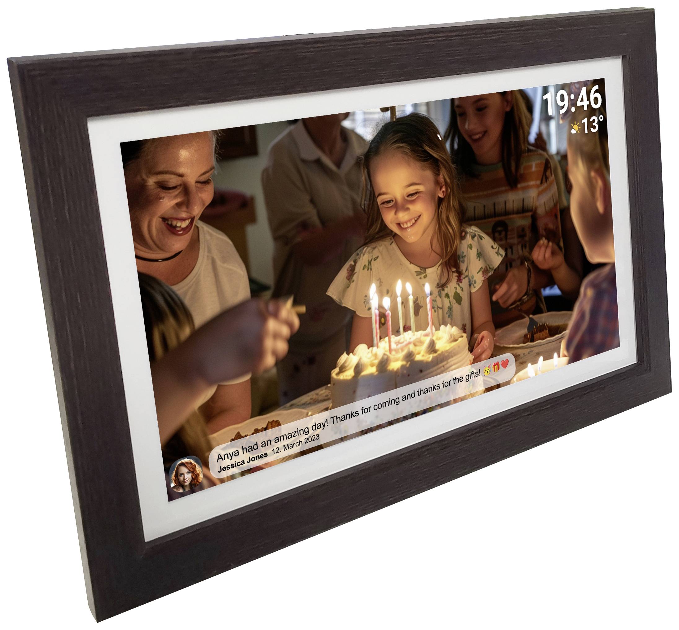 Ein lächelndes Mädchen steht vor einem Geburtstagskuchen mit Kerzen. Erwachsene und andere Kinder umgeben sie in einem festlichen Raum.