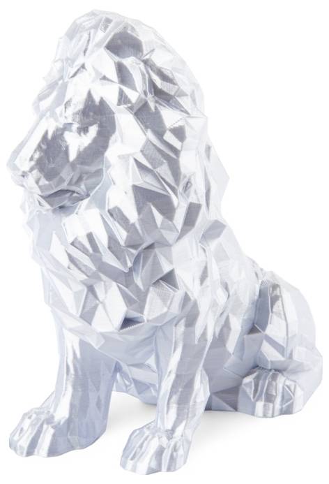 'Abstrakte Skulptur eines sitzenden Löwen aus silberglänzendem facettiertem Material, wirkt modern und stilisiert.'