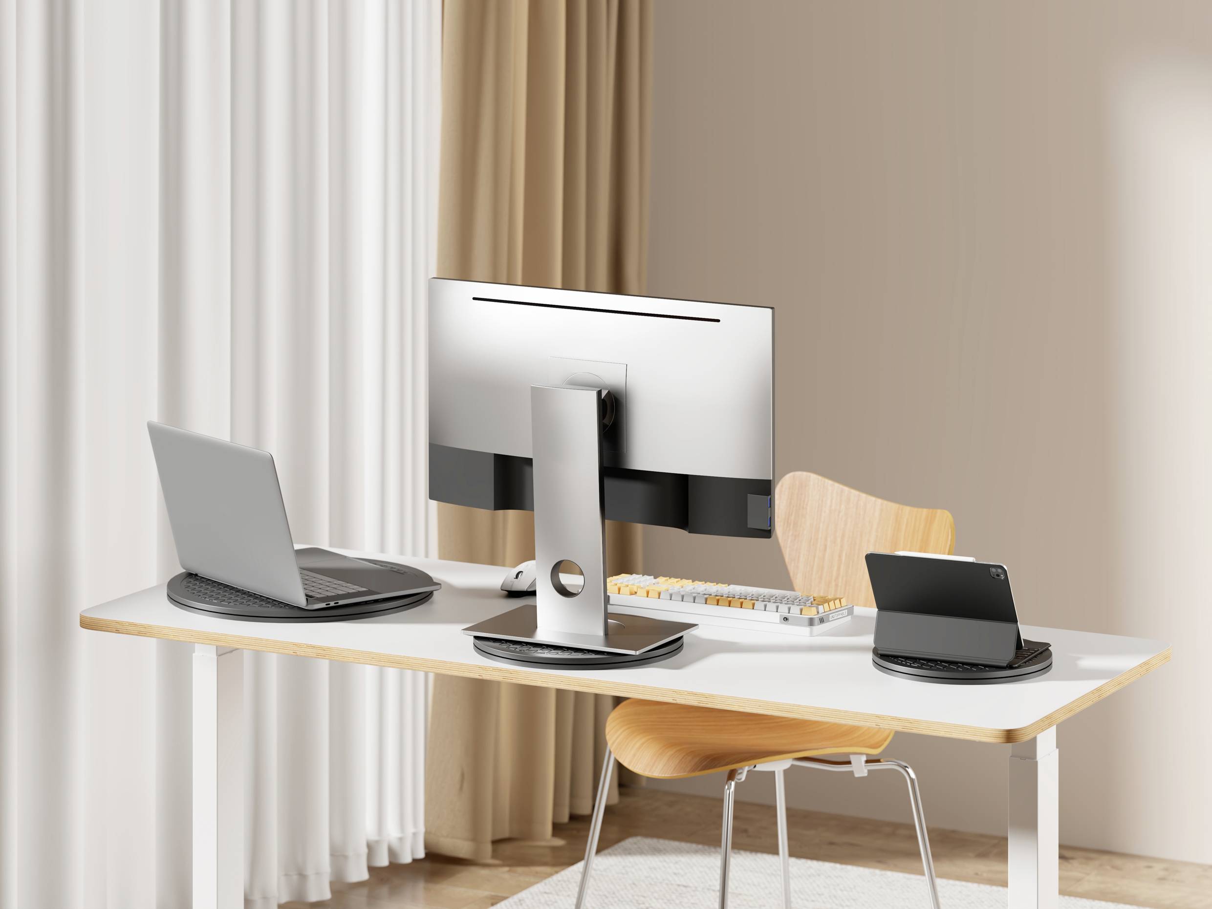 Moderner Schreibtisch mit Laptop, Monitor, Tastatur, Tablet und Holzstuhl. Helle Vorhänge im Hintergrund schaffen eine angenehme Atmosphäre.