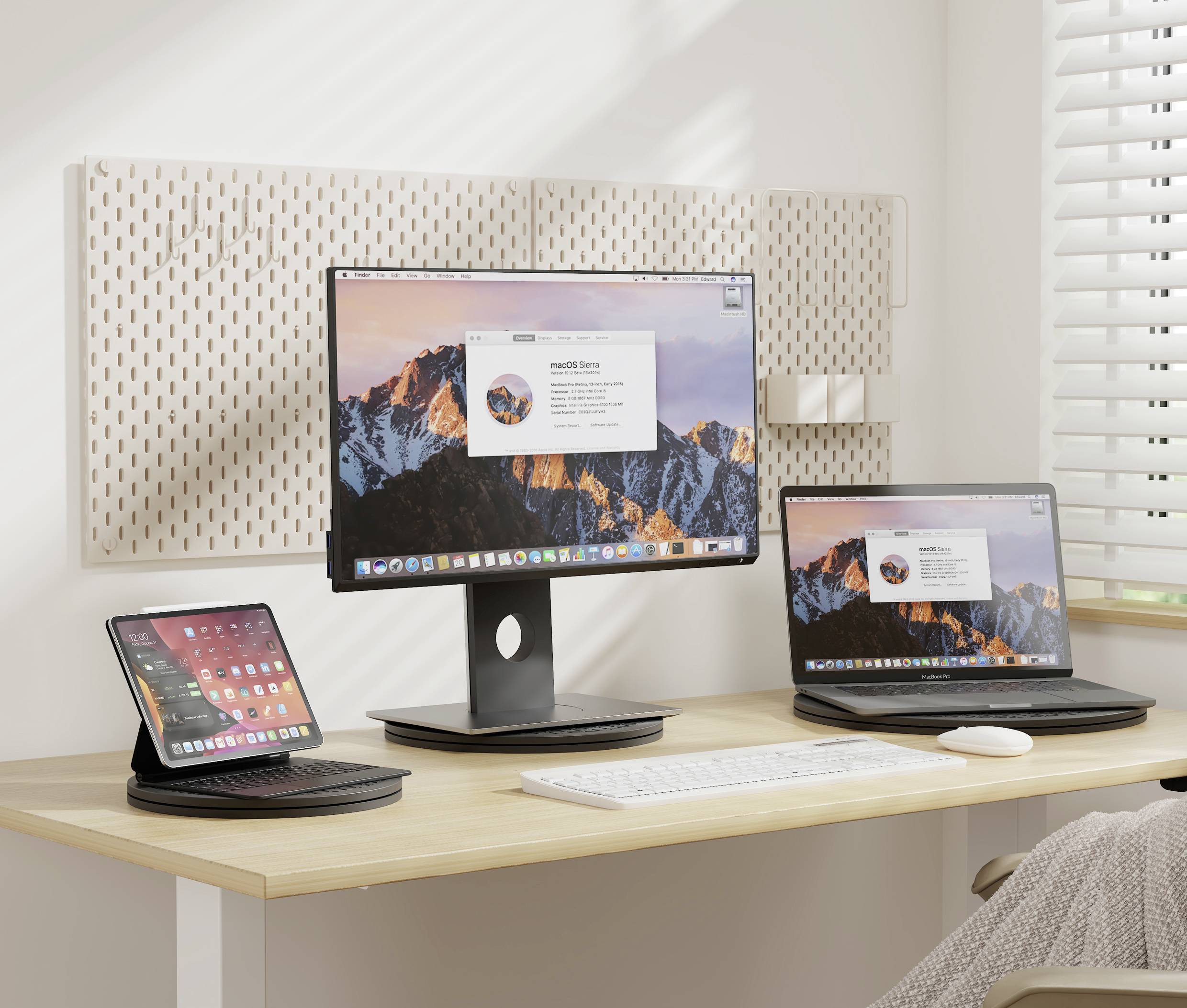 'Ein aufgeräumter Schreibtisch mit einem Monitor, Laptop und Tablet, die alle dieselbe Anwendung anzeigen, umgeben von Tageslicht.'