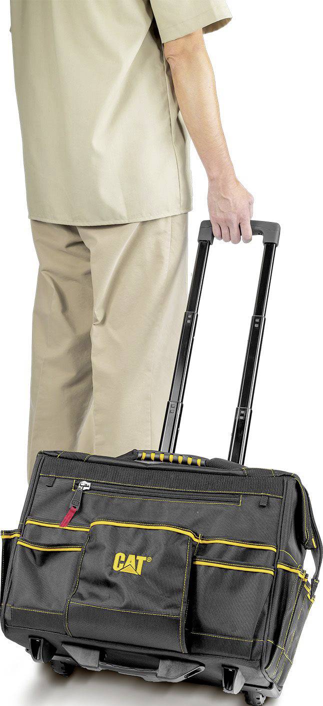 Person in beige Kleidung zieht eine schwarze Rolltasche mit 'CAT'-Logo auf dem Boden entlang.