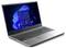Ein offener Laptop mit Windows-Startbildschirm, zeigt eine blaue Benutzeroberfläche auf dem Display. Tastatur und Trackpad sind sichtbar.
