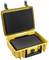 Ein offener gelber Hartschalenkoffer mit schwarzer Schaumstoffeinlage. Der Koffer ist robust und bereit für den Transport empfindlicher Gegenstände.