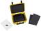 Gelber Schutzkoffer mit geöffneter Klappe, leere Innenseite. Daneben schwarze Schaumstoffpolster und ein weißes Papier mit Symbol.