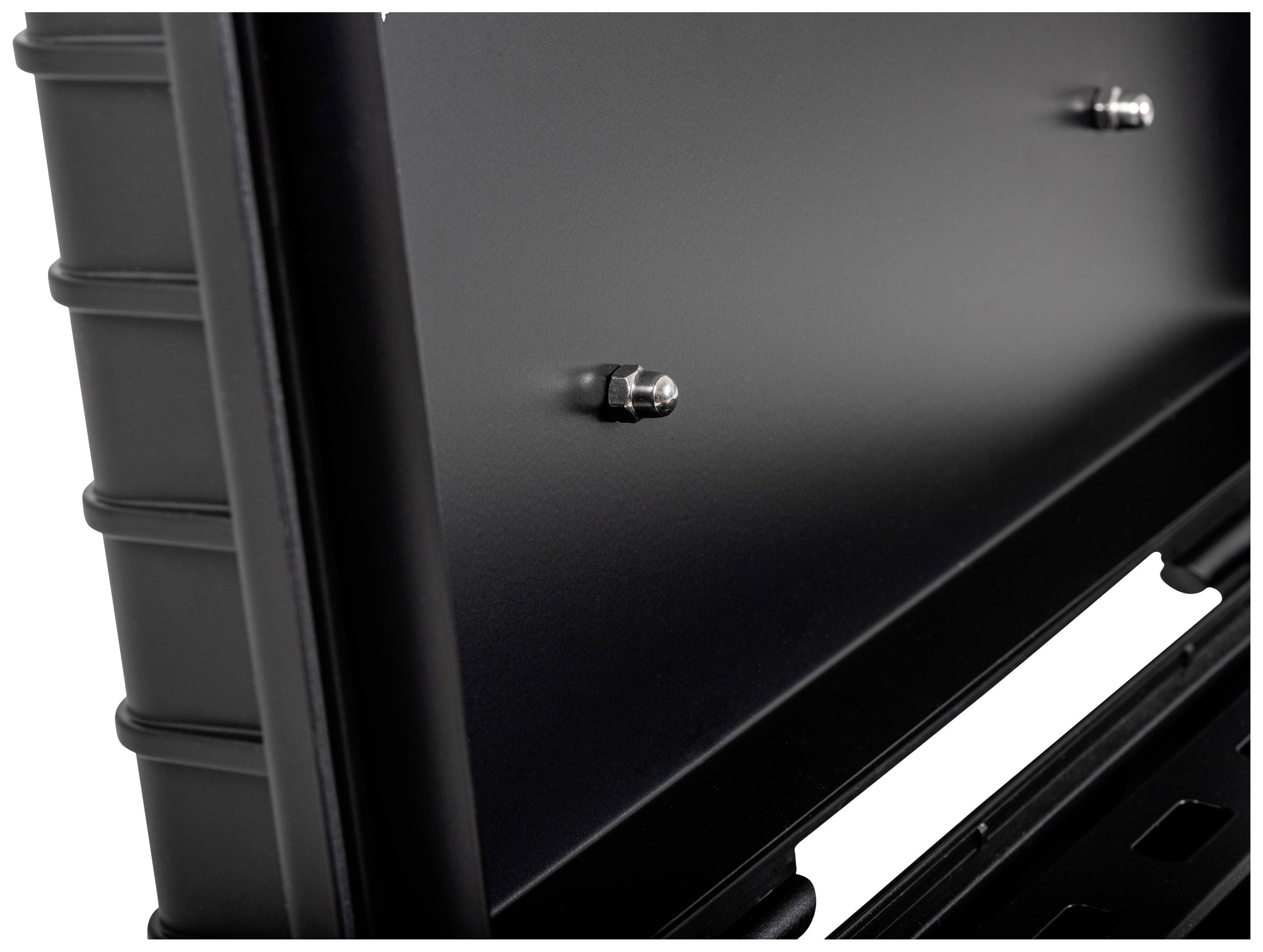 Nahaufnahme einer schwarzen, robusten Schutzhülle mit verschraubten Bolzen an der Innenseite, zeigt Details der Konstruktion.