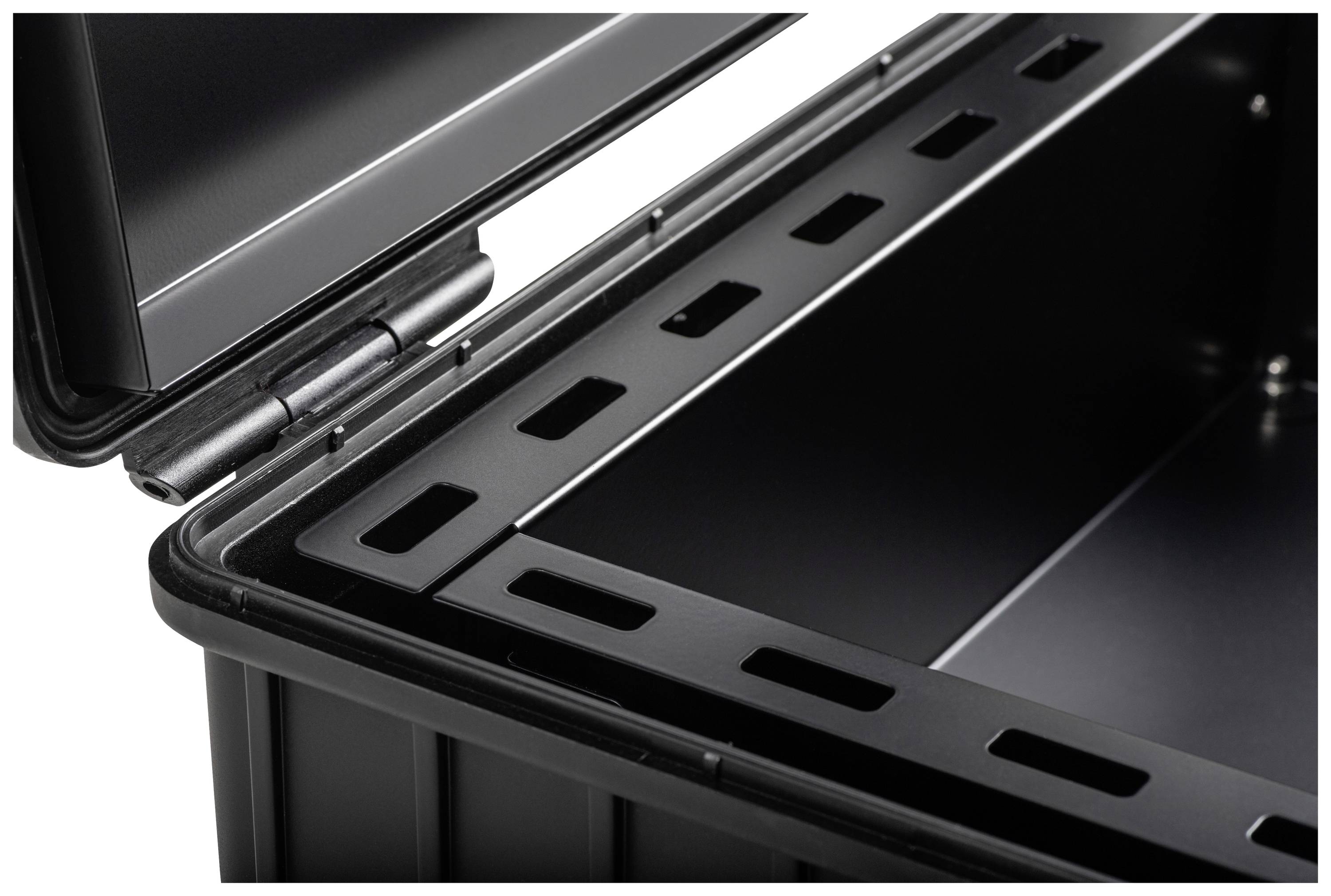 Ein schwarzer, offener Kunststoffbehälter mit verstärktem Scharnierdeckel, geeignet für Transport und Lagerung.