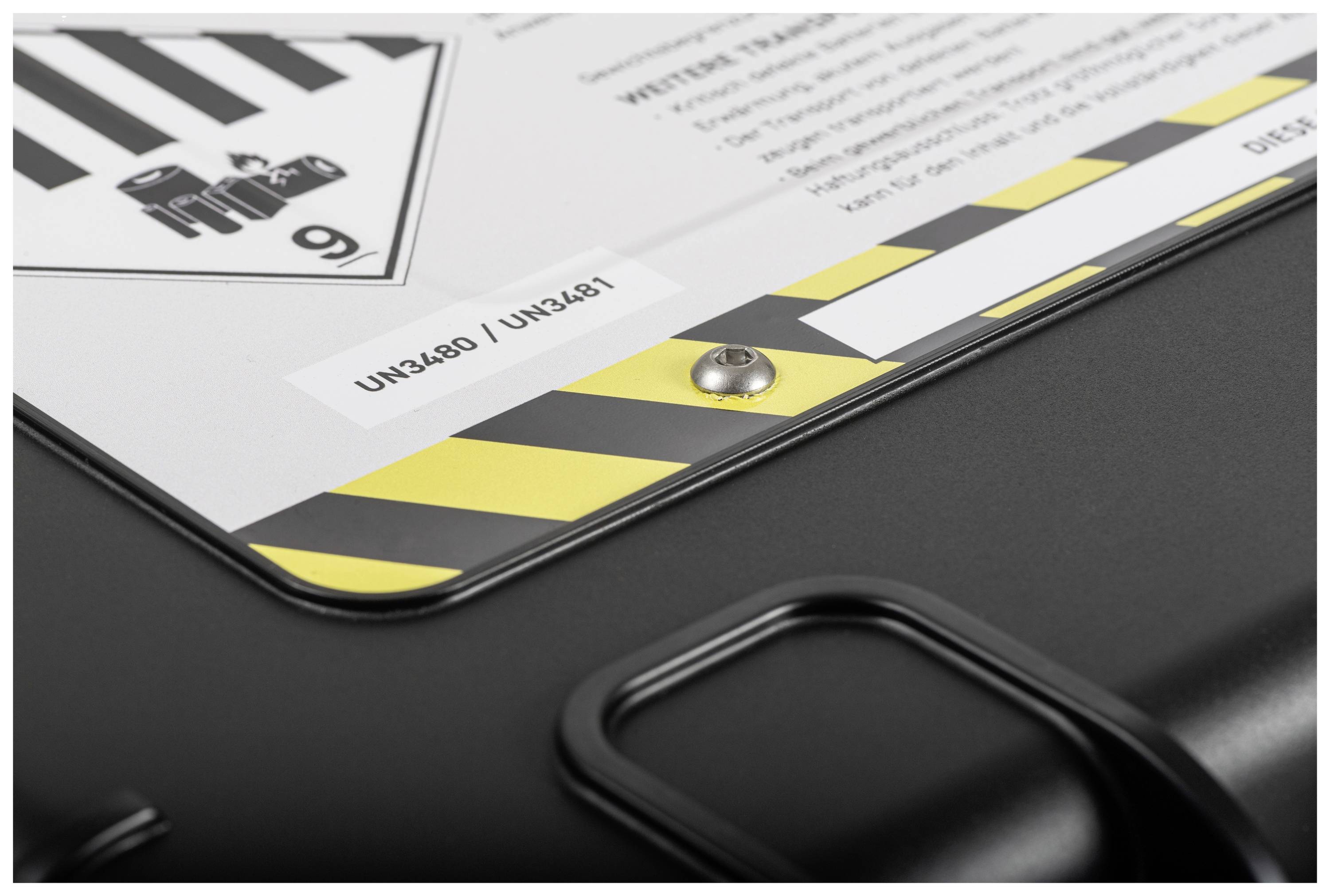 'Gefahrgutzeichen mit Streifen, Hinweis auf UN3480/UN3481. Batteriepiktogramm, sichtbar auf einem schwarzen Hintergrund.'
