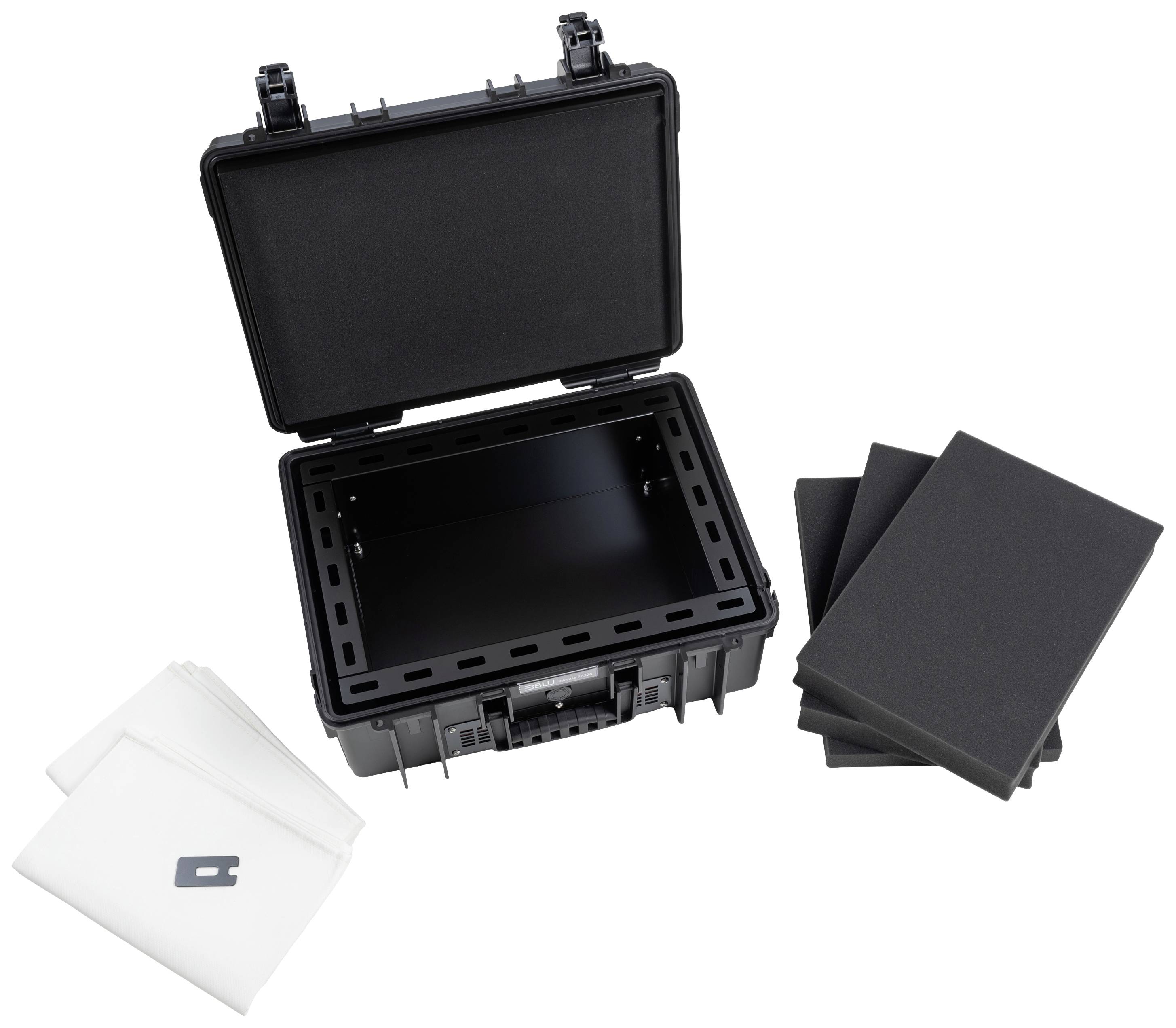 Ein offener schwarzer Tragekoffer mit entnehmbarem Schaumstoff, daneben liegen drei weitere Schaumstoffstücke und ein Stofftuch.