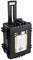 Schwarzer, robuster Rollkoffer mit ausziehbarem Griff. An der Seite befindet sich ein Warnetikett mit Sicherheitsinformationen.