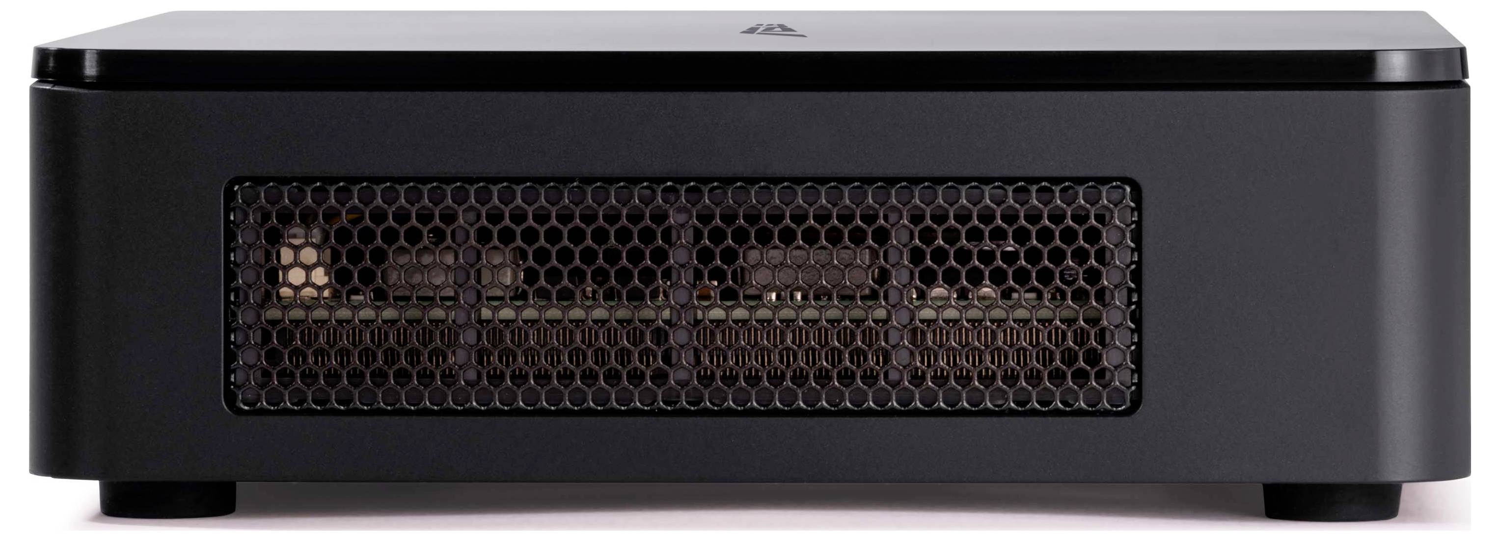 Kleiner, schwarzer Computer; Frontgitter zeigt interne Komponenten. Kompakt und minimalistisch gestaltet für einen modernen Arbeitsplatz.