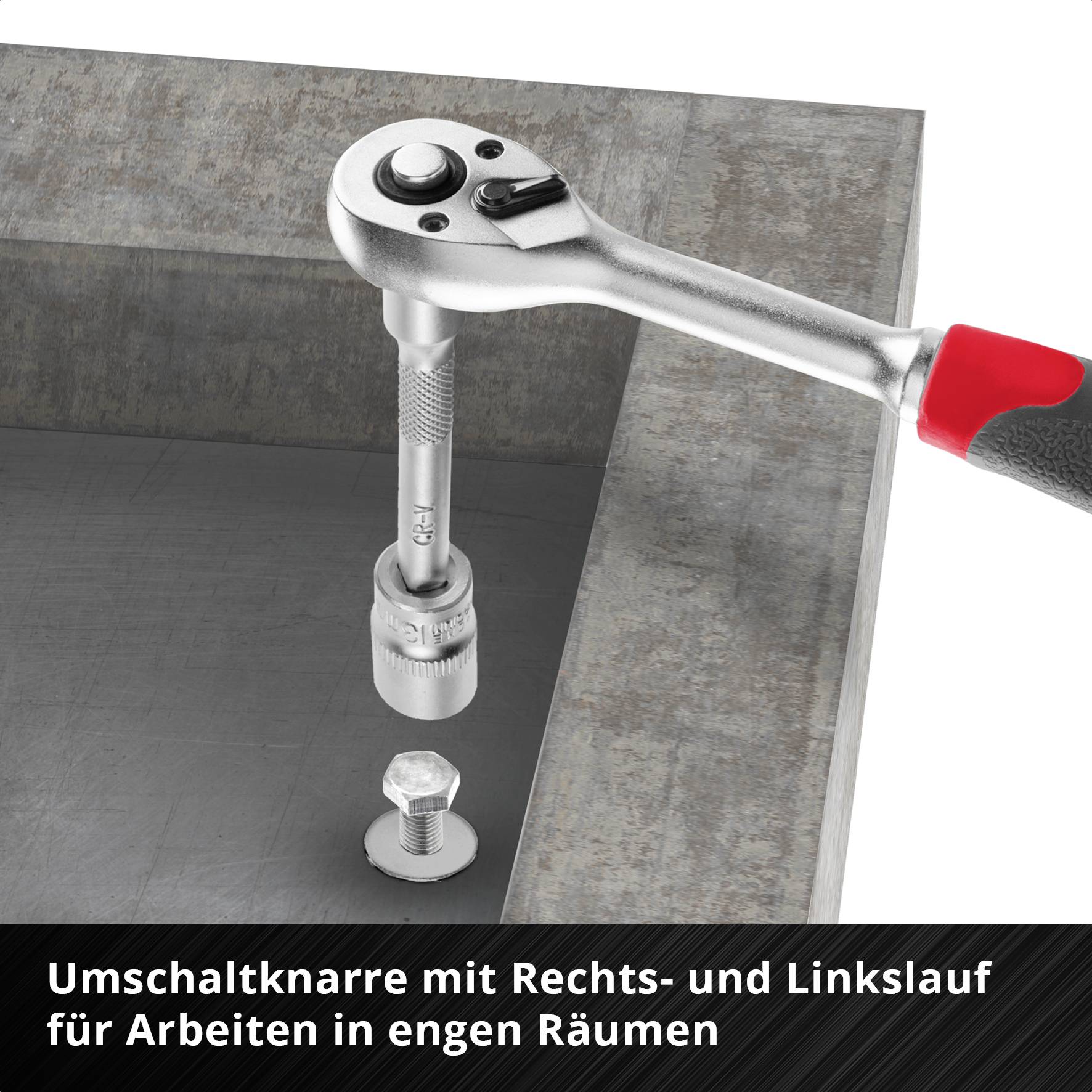 Umschaltknarre mit Rechts- und Linkslauf, ideal für Arbeiten in engen Räumen, demonstriert beim Befestigen einer Schraube.