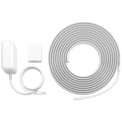 Ein weißes Ladegerät mit Kabel, einem zusätzlichen Adapter und einem langen, aufgerollten Verlängerungskabel auf einem hellen Hintergrund.