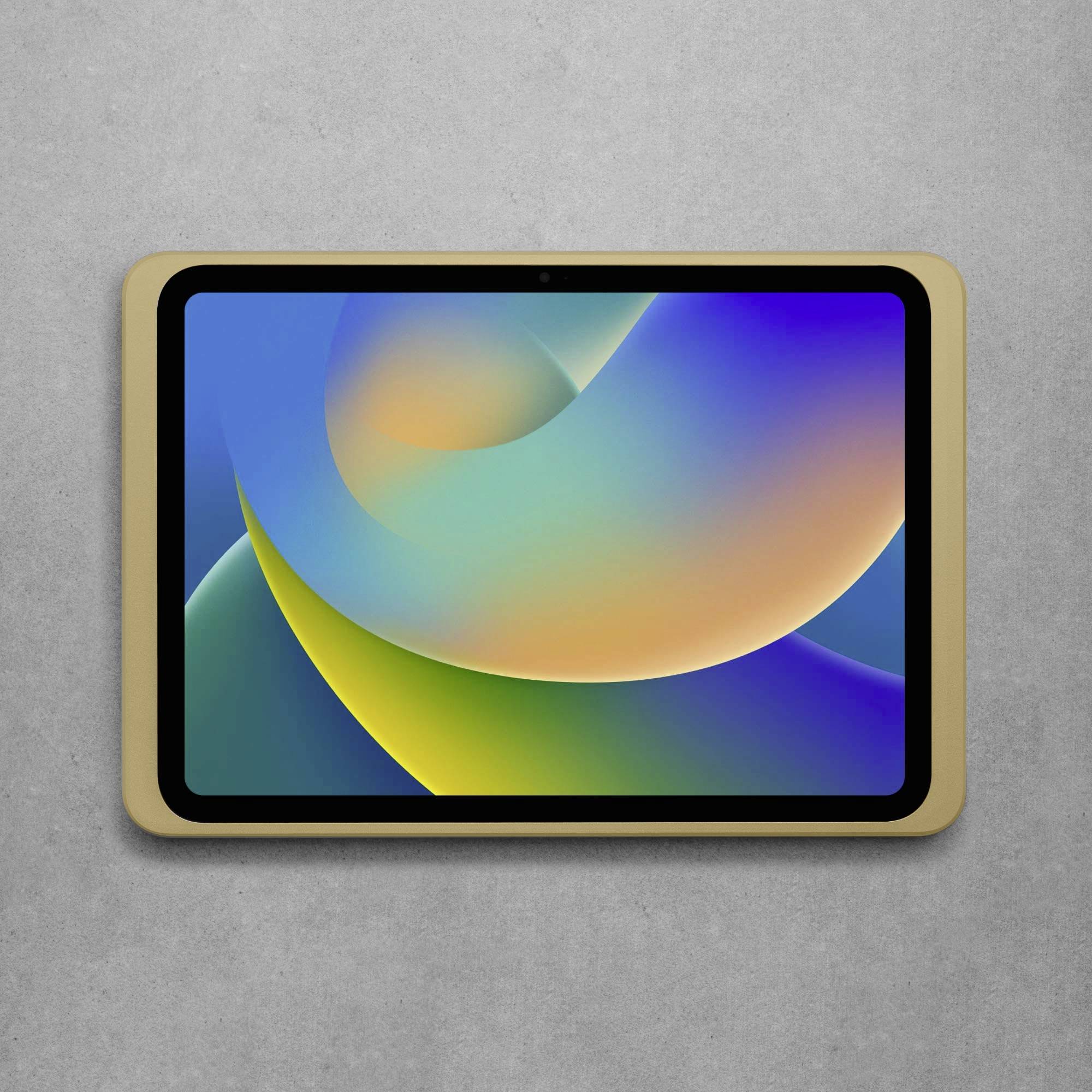 Ein Tablet mit goldfarbenem Rahmen zeigt einen abstrakten Hintergrund in lebhaften Blau- und Grüntönen auf grauem Hintergrund.