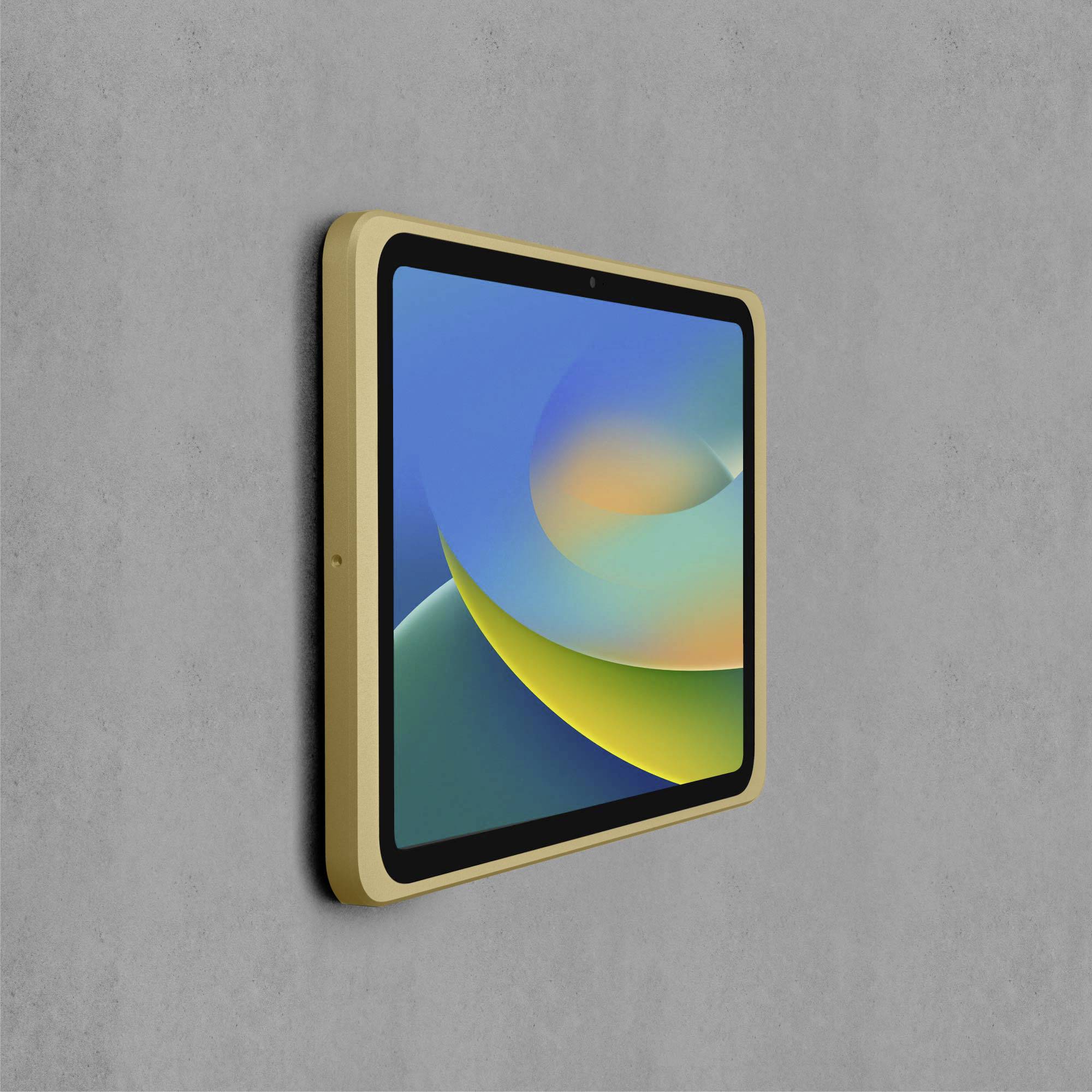 Tablet mit goldfarbenem Rahmen an einer grauen Wand. Der Bildschirm zeigt ein blau-grünes abstraktes Muster.