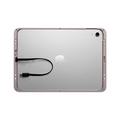 Silbernes Tablet mit rückseitigem Apfel-Logo; darauf liegt ein kurzes schwarzes Kabel mit USB-C-Anschluss.