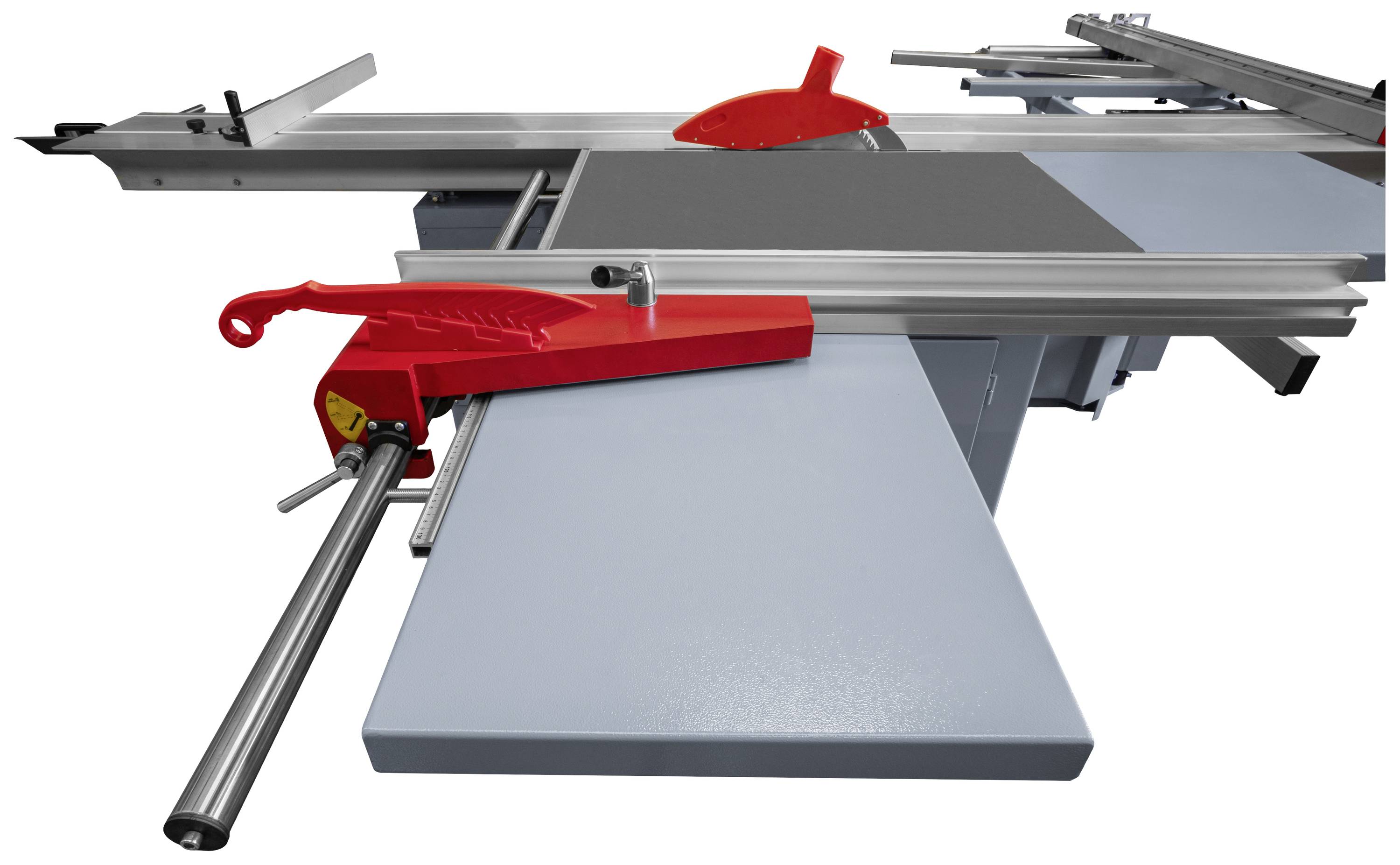 Formatkreissäge mit roter Schutzhaube und Führungsanschlag in einem Werkstattszenario. Werkzeug für präzises Zuschneiden von Materialien.