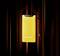 Goldene Powerbank mit digitalem Display zeigt 90% Ladezustand. Markierung 'Intenso' sichtbar. Hintergrund in sanften Braun- und Schwarztönen.