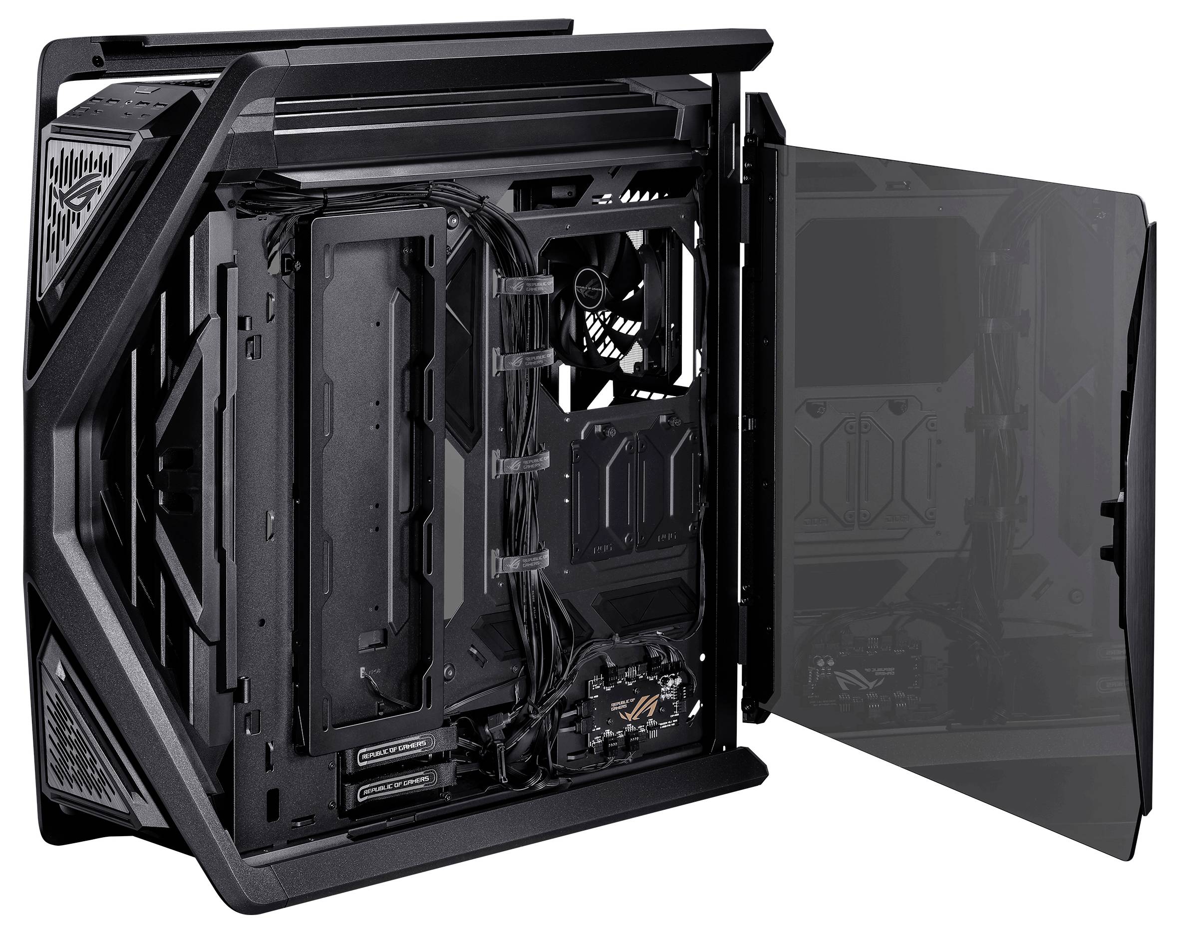 Ein offenes, leeres schwarzes Computergehäuse mit sichtbaren Kabelmanagement-Systemen und einem Lüfter im Hintergrund.