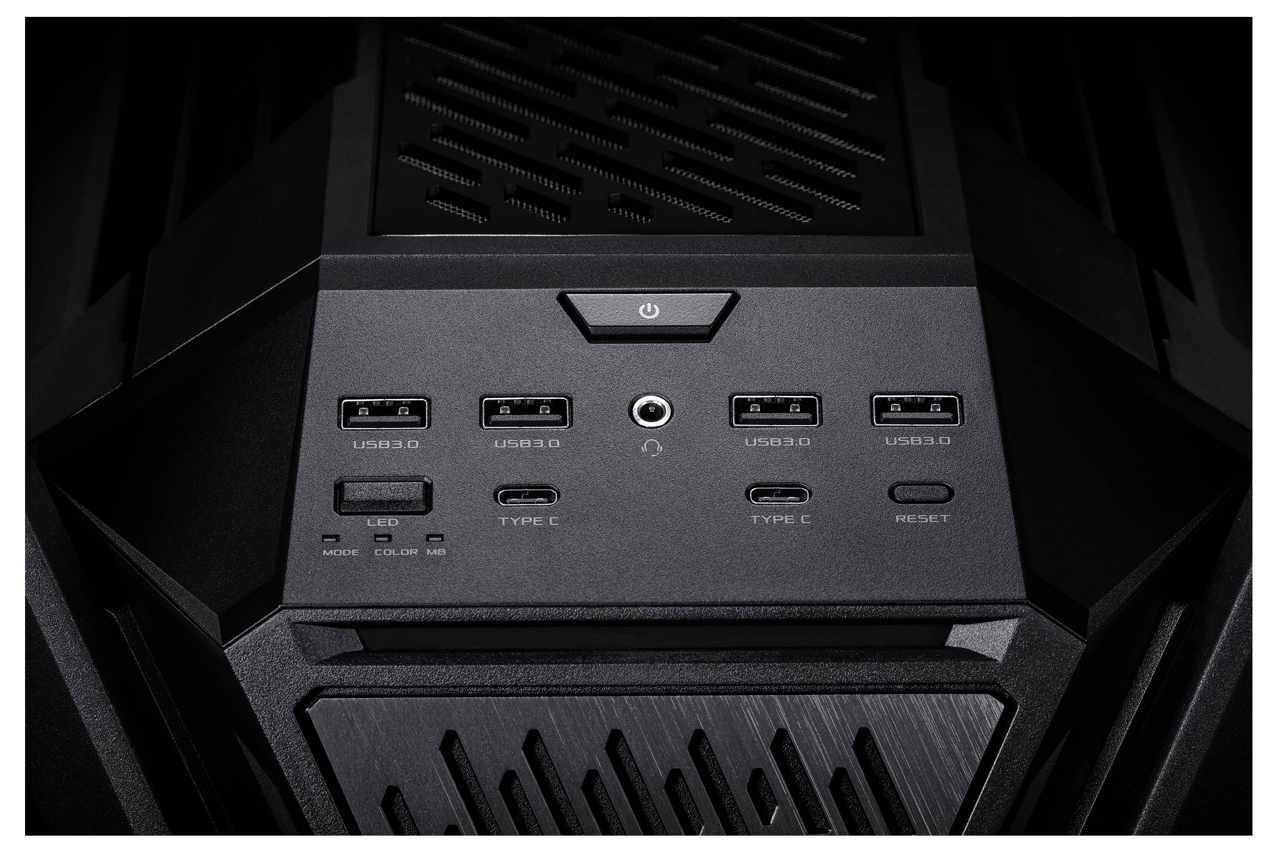 'Schwarzes Computergehäuse-Panel mit sechs USB-Ports, zwei Typ-C-Anschlüssen, Kopfhörerbuchse und Power-Button.'