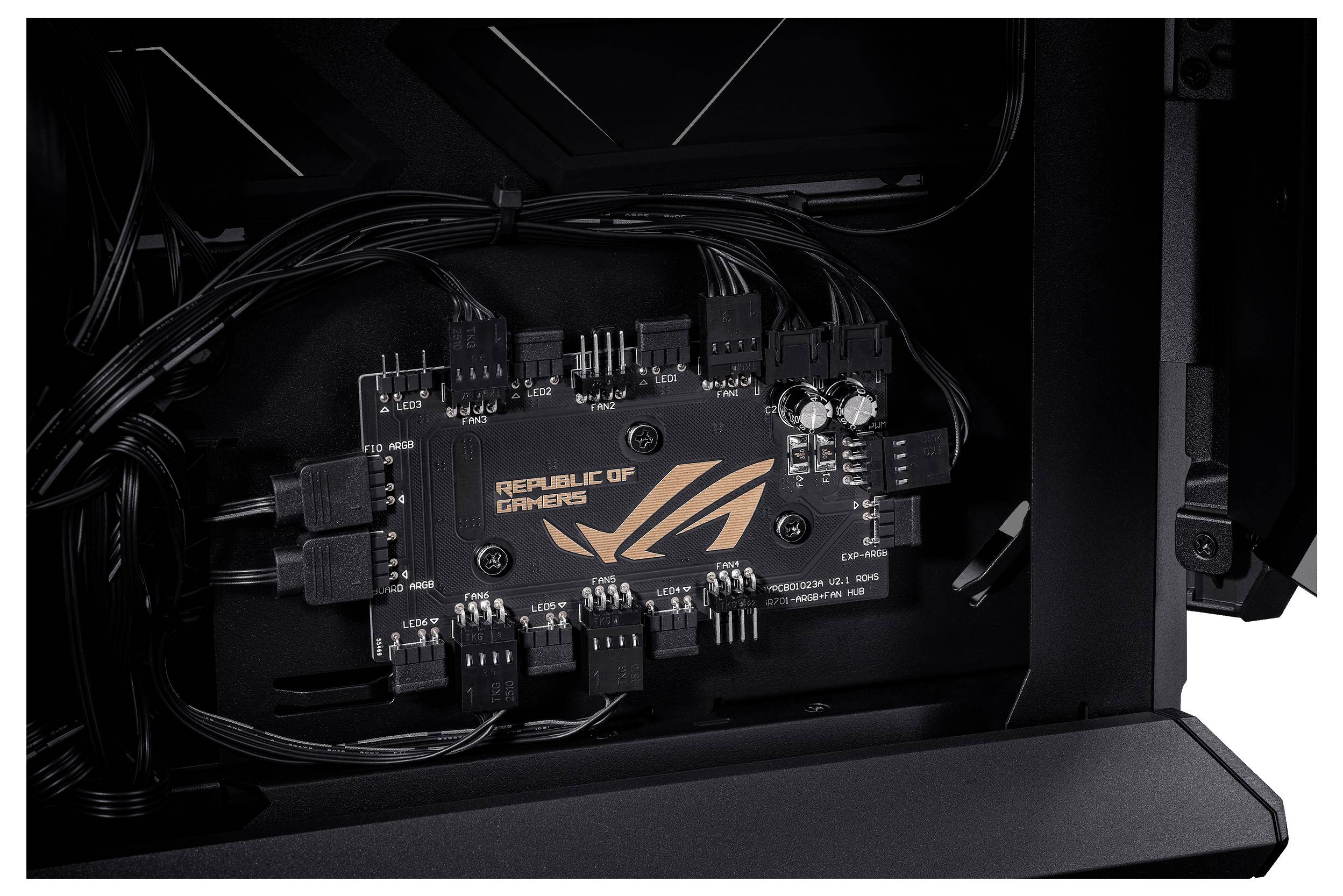 Ein Motherboard innerhalb eines Gehäuses mit mehreren angeschlossenen Kabeln. 'Republic of Gamers' Logo ist sichtbar.