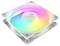 Ein weißer Computerlüfter mit mehrfarbiger LED-Beleuchtung, die in Regenbogenfarben leuchtet.