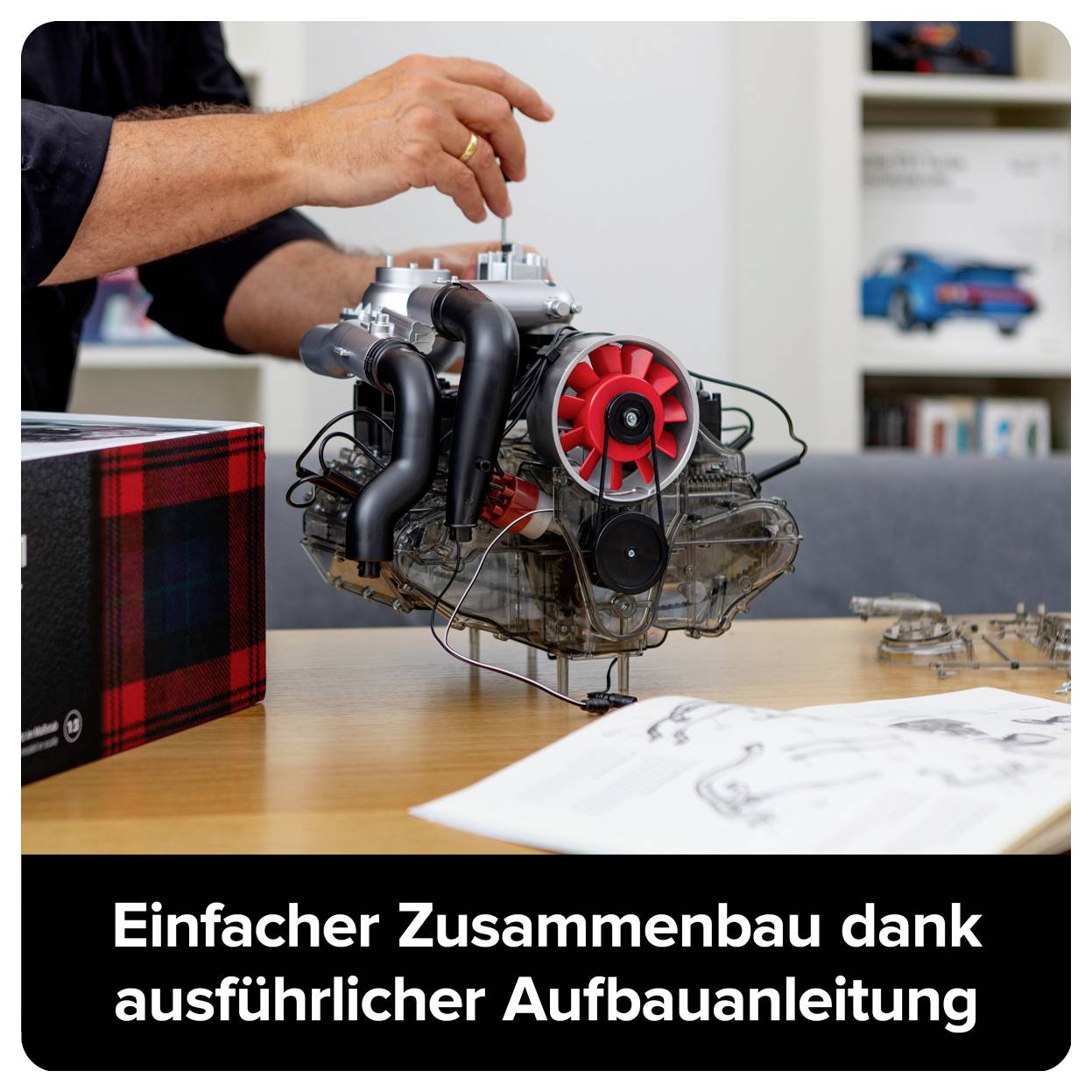 Person montiert Motor auf Tisch; daneben Bauanleitung. Text im Bild: 'Einfacher Zusammenbau dank ausführlicher Aufbauanleitung'.