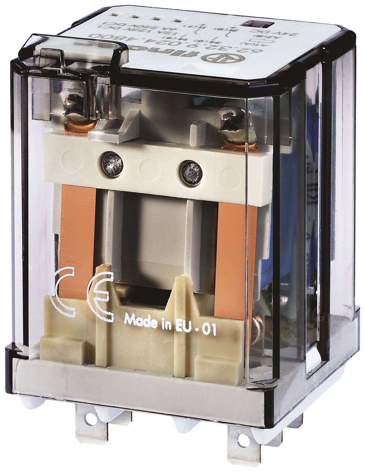 Ein transparenter elektrischer Relaiswürfel mit CE-Kennzeichnung und 'Made in EU'-Aufdruck. Verbindet elektrische Schaltkreise.